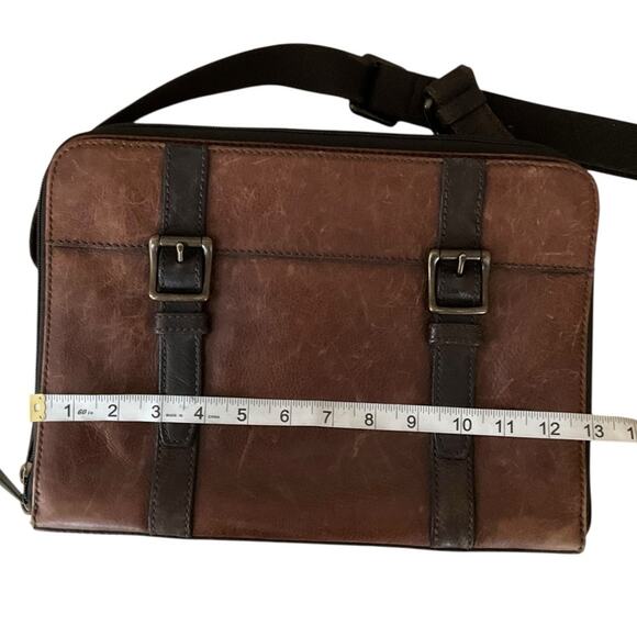 Fossil Brown Leather Messenger Bag with Vintage Aesthetic - Picture 14 of 15